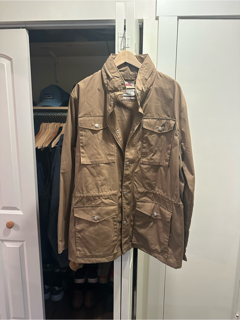 Fjallraven Men's Raven Jacket in Sand (XXL)